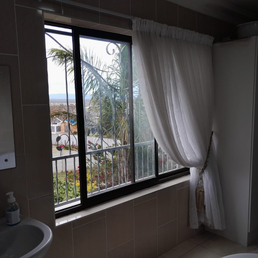 4 Bedroom Property for Sale in Wavecrest Eastern Cape